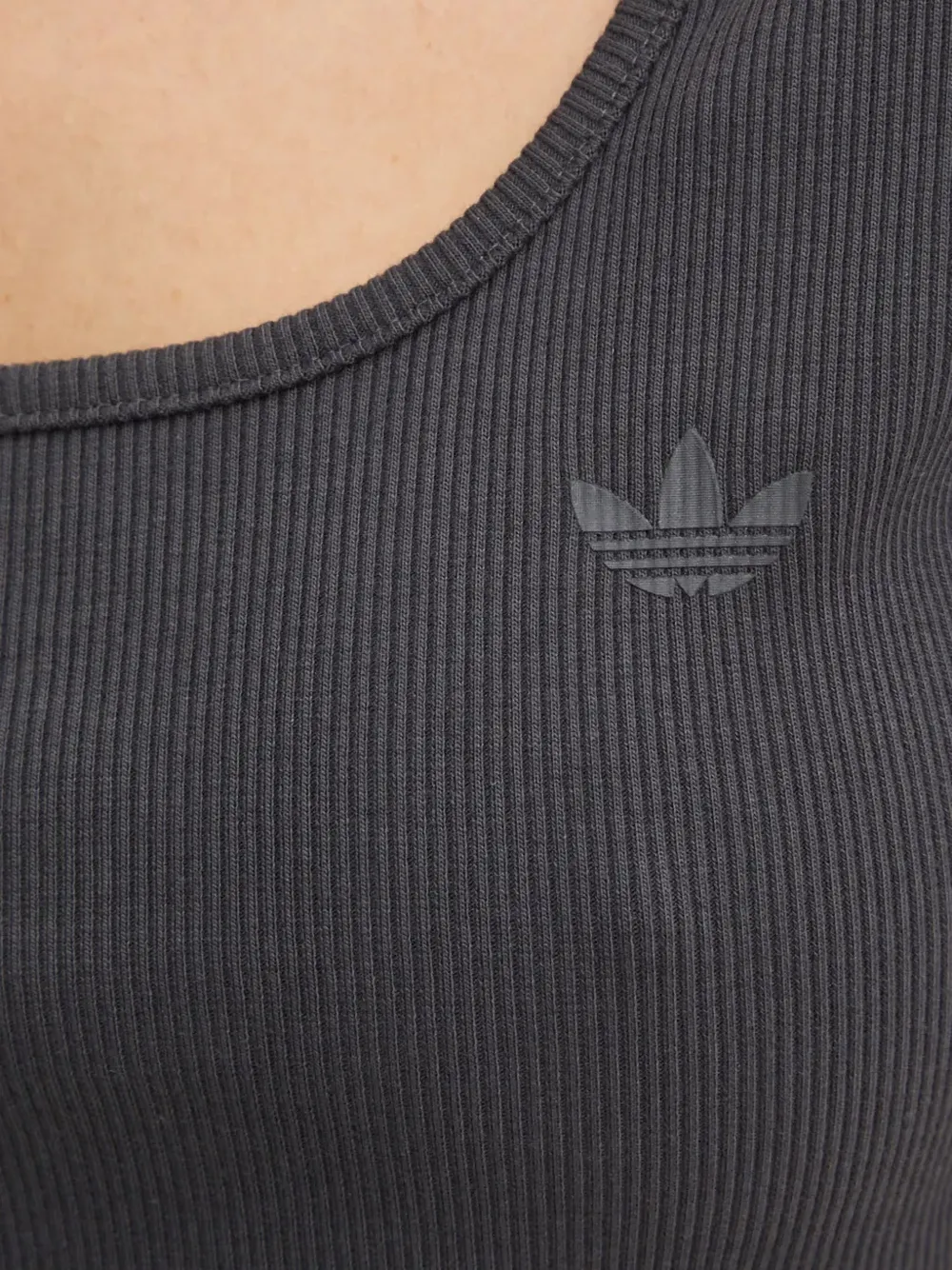 Футболка в рубчик с вырезом-лодочкой adidas, серый — фото 3