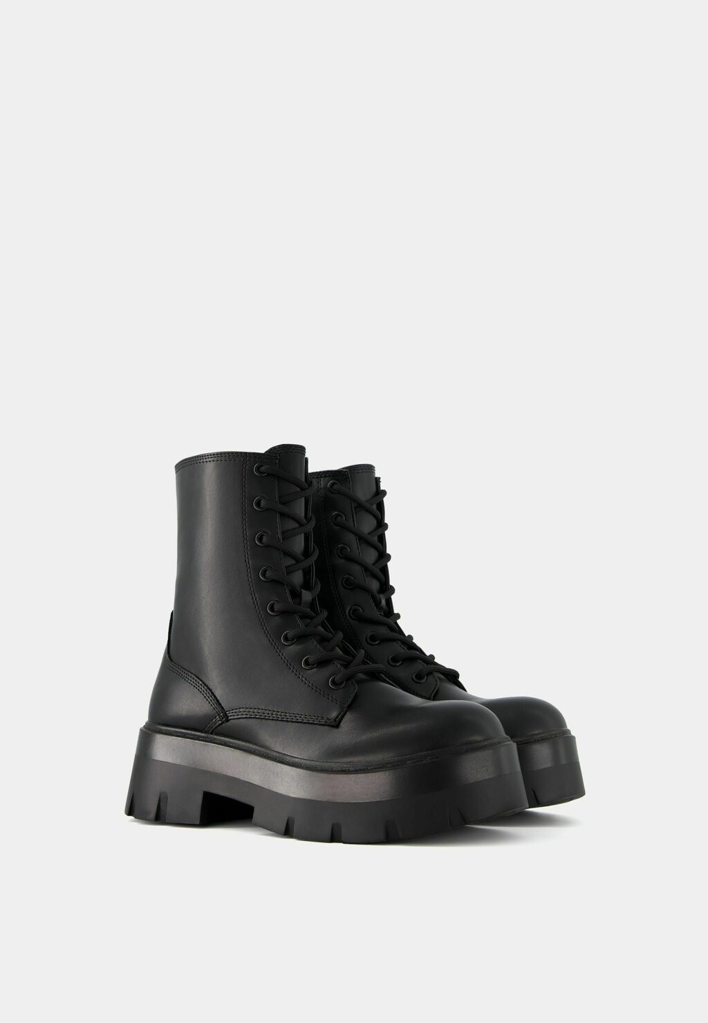

Ботильоны на шнуровке TRACK SOLE Bershka, черный