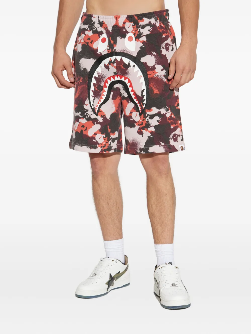 

Шорты-камуфляж с акульей головой A BATHING APE, красный