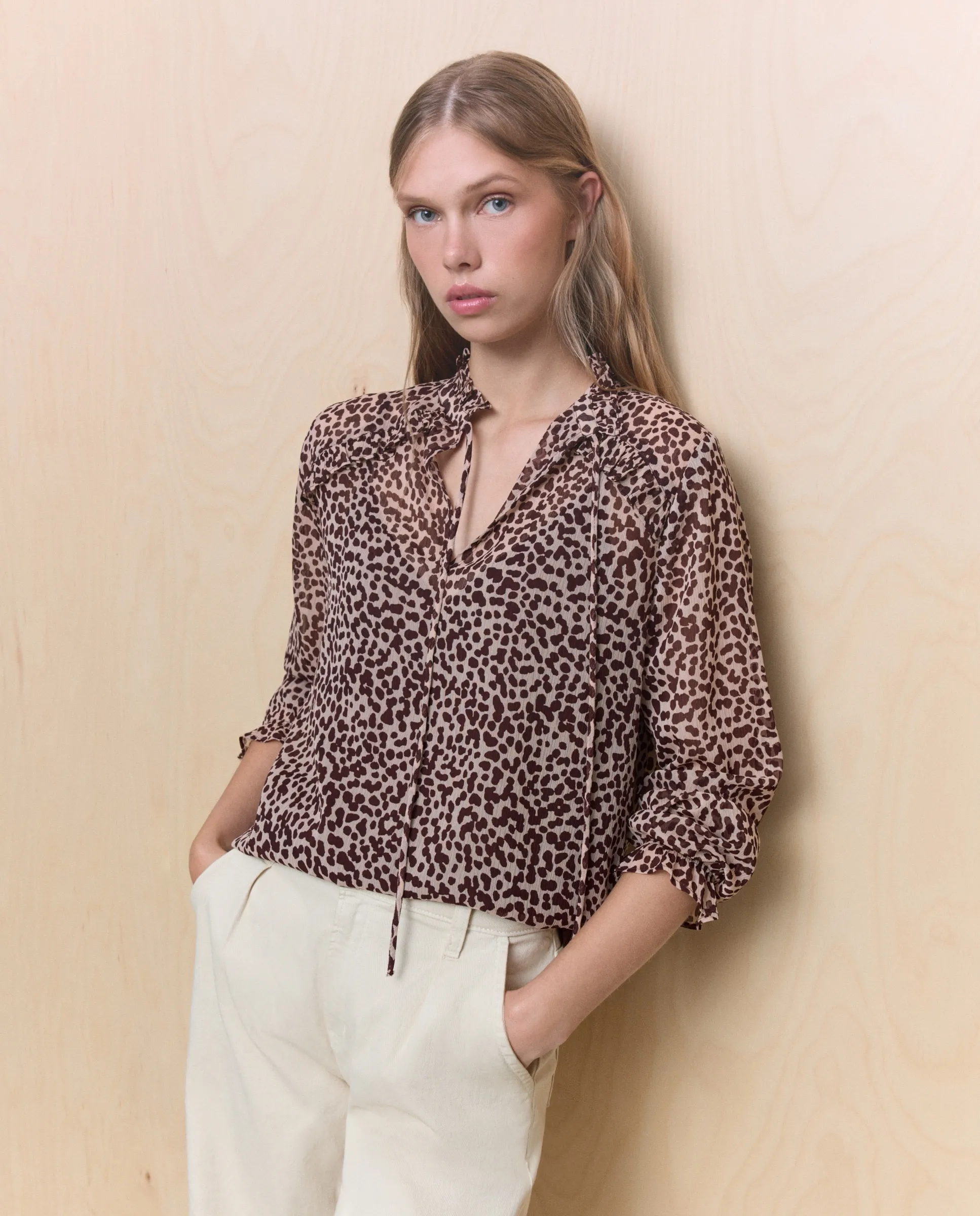 

Женская блузка с длинными рукавами и рюшами Easy Wear, коричневый