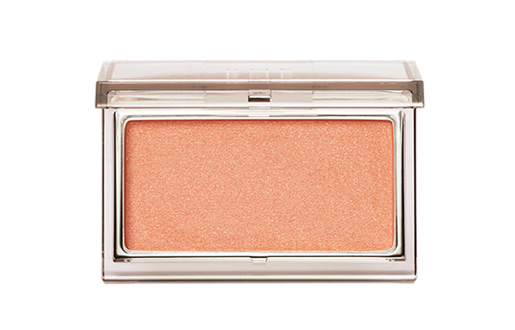 

Монохромный румянец легко растушевывается RMK