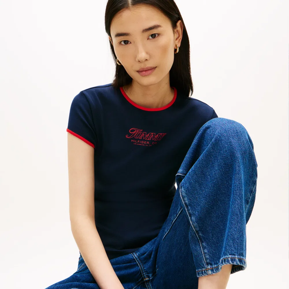 Женская футболка-рингер с логотипом и надписью тёмно-синего цвета от Tommy Hilfiger Women — фото 4