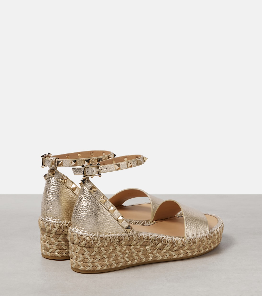 Эспадрильи Rockstud из металлизированной кожи Valentino Garavani, Platino/ Naturale — фото 2