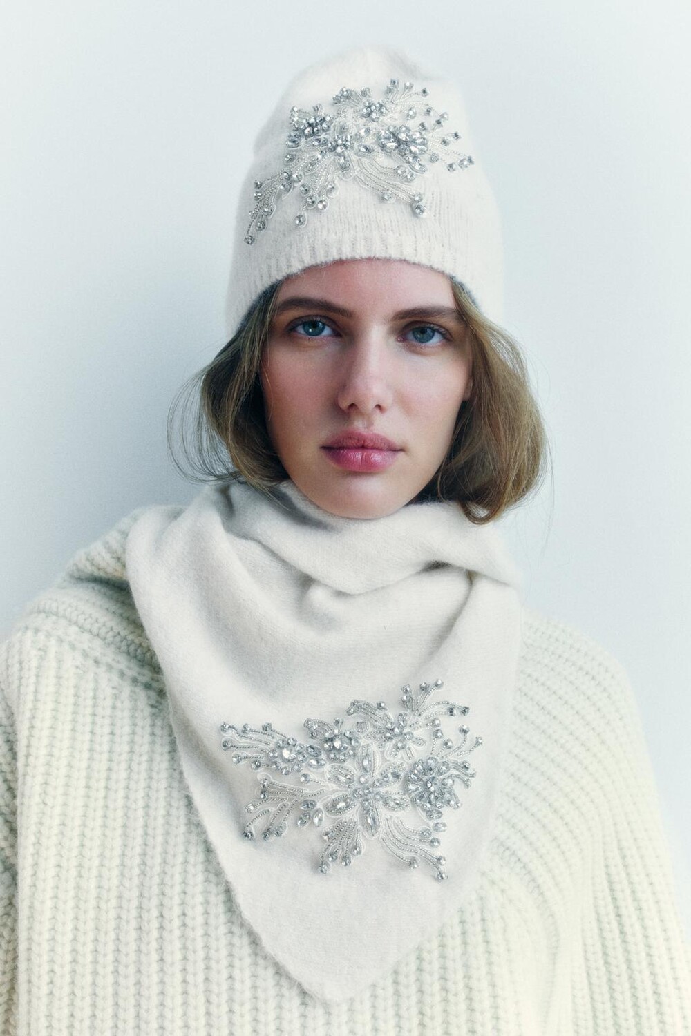 

Шапка с вышивкой и бисером ZARA, экрю