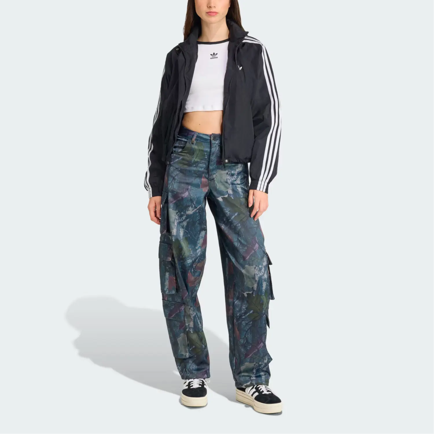 Оригинальные сатиновые карго-штаны с камуфляжным принтом leaf Adidas, зеленый/белый — фото 4