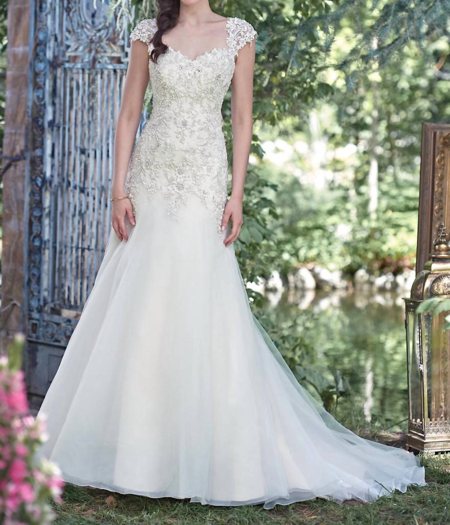 

Свадебное платье Ladonna цвета слоновой кости/светло-золотистого цвета Maggie Sottero