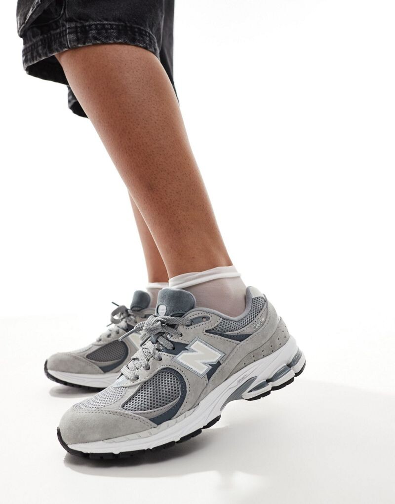 

Серые мульти-кеды New Balance 2002