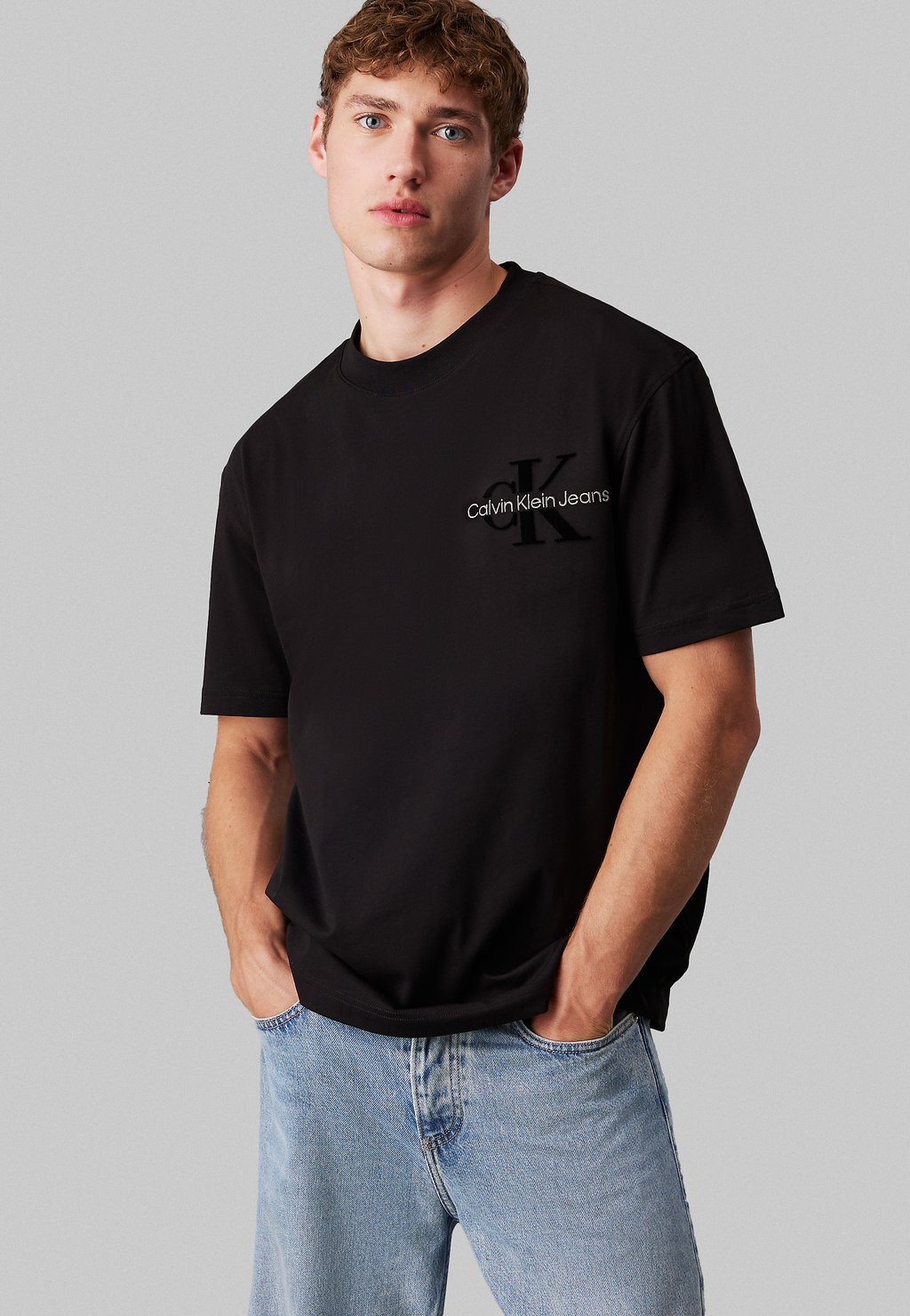 

Футболка с принтом Calvin Klein Jeans, черный