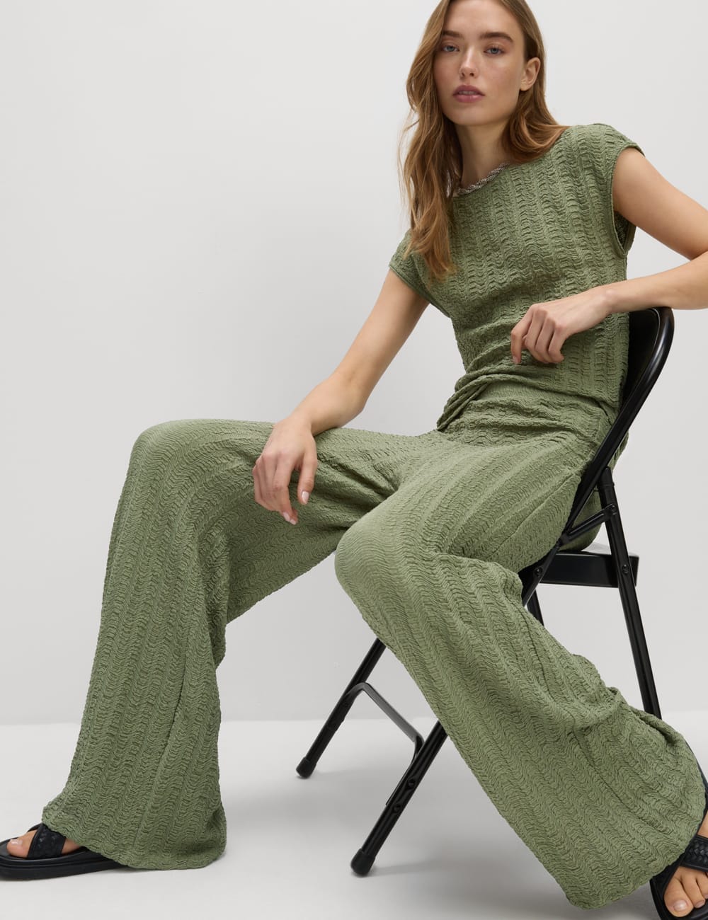 

Широкие брюки с фактурной резинкой на талии Marks & Spencer, цвет Faded khaki
