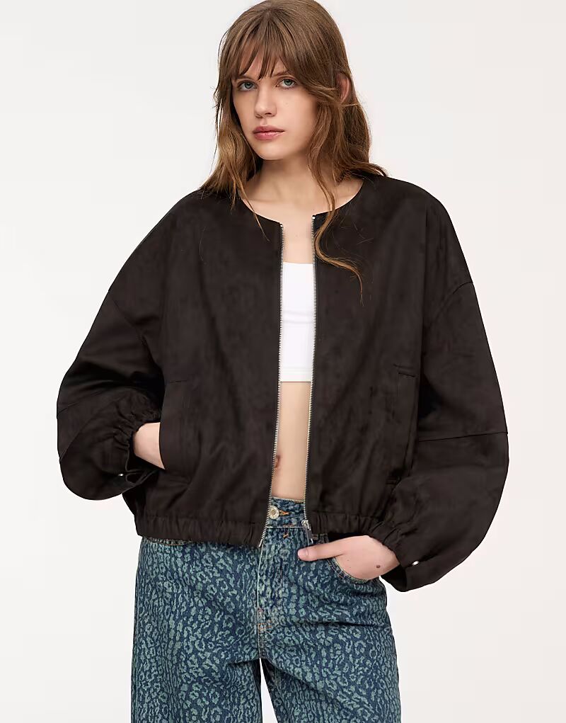 

Куртка-бомбер Pull&Bear из искусственной замши без воротника коричневого цвета