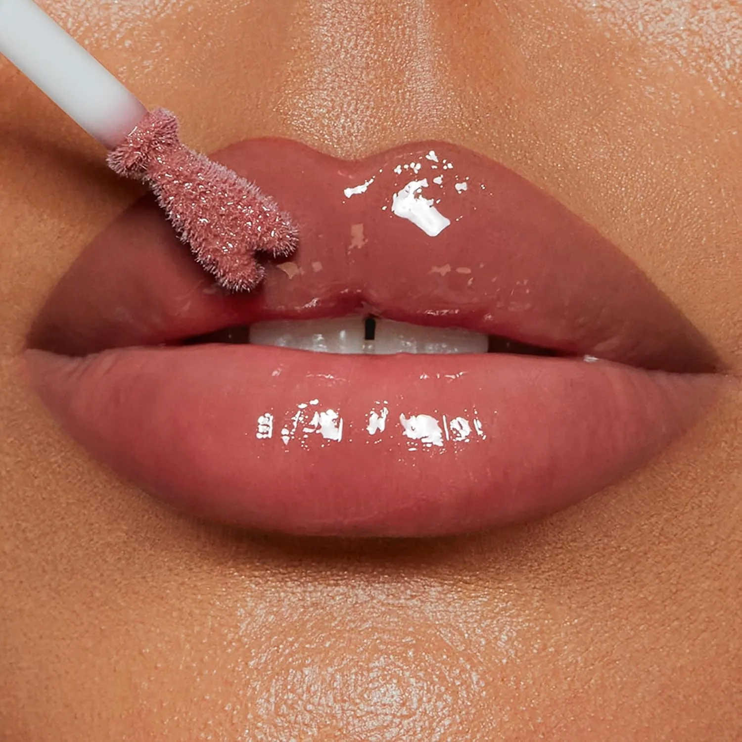 Charlotte Tilbury Collagen Lip Bath - Блеск для губ, придающий им объем и сияние - Формула с ухаживающими компонентами для увлажнения и питания губ, Pillow Talk Medium - warm berry pink — фото 4