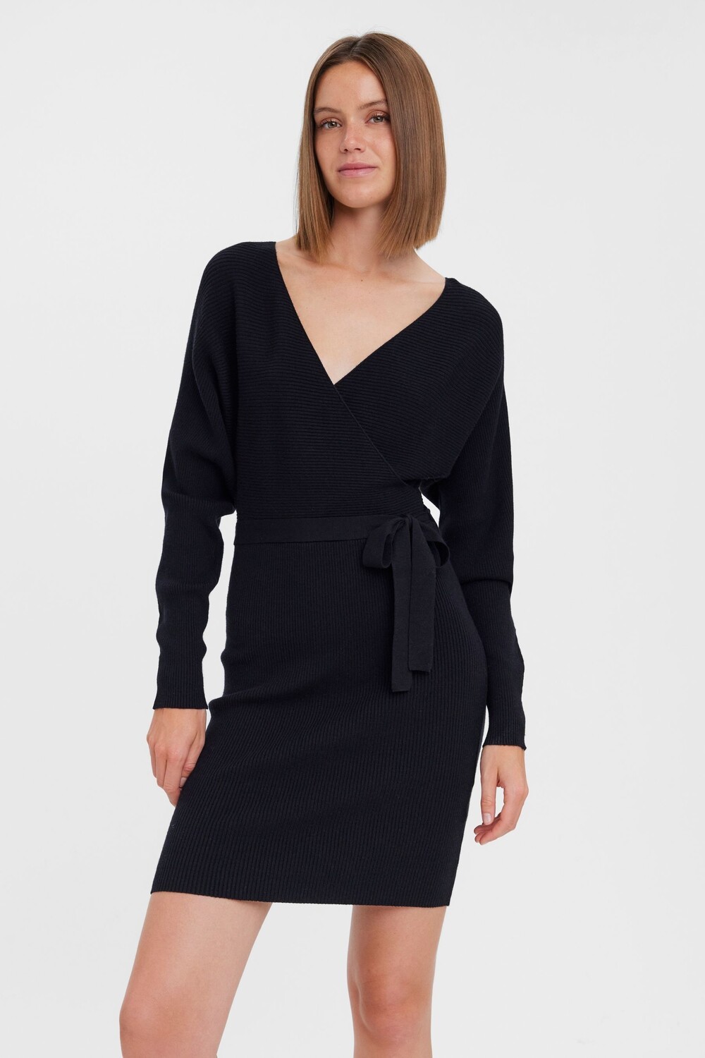

Трикотажное платье Vero Moda V-образным вырезом и поясом VERO MODA, черный