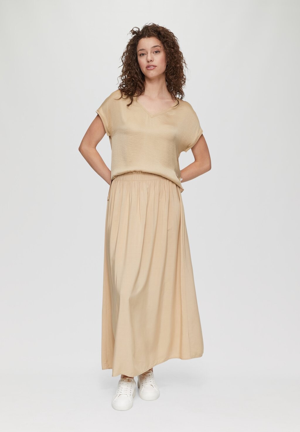 

Базовая футболка V-NECK QS, бежевый