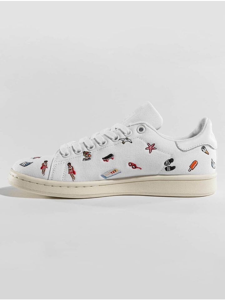 

Кроссовки на шнуровке adidas, цвет white/white/multicolor