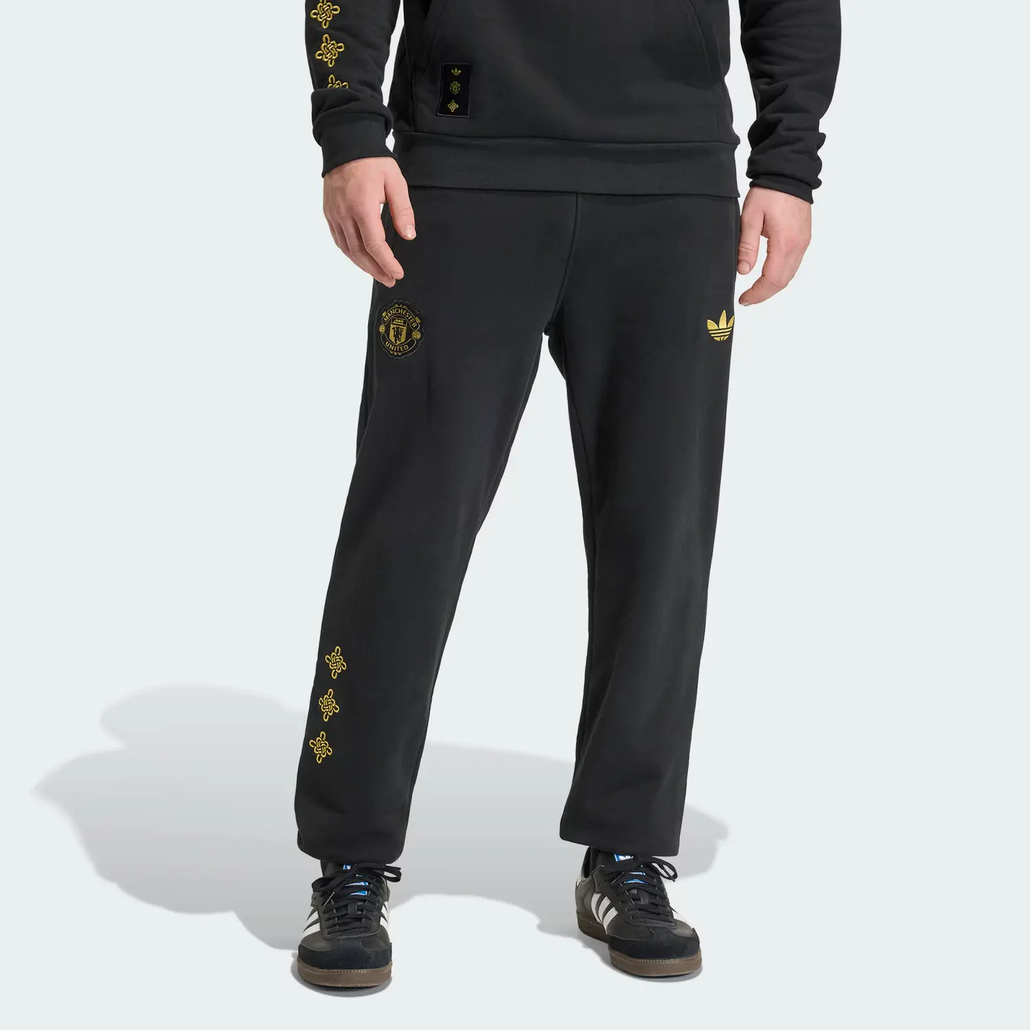 Manchester United FW25 CULTURAL STORY JOGGERS спортивные штаты мужские Adidas Originals, черный — фото 3