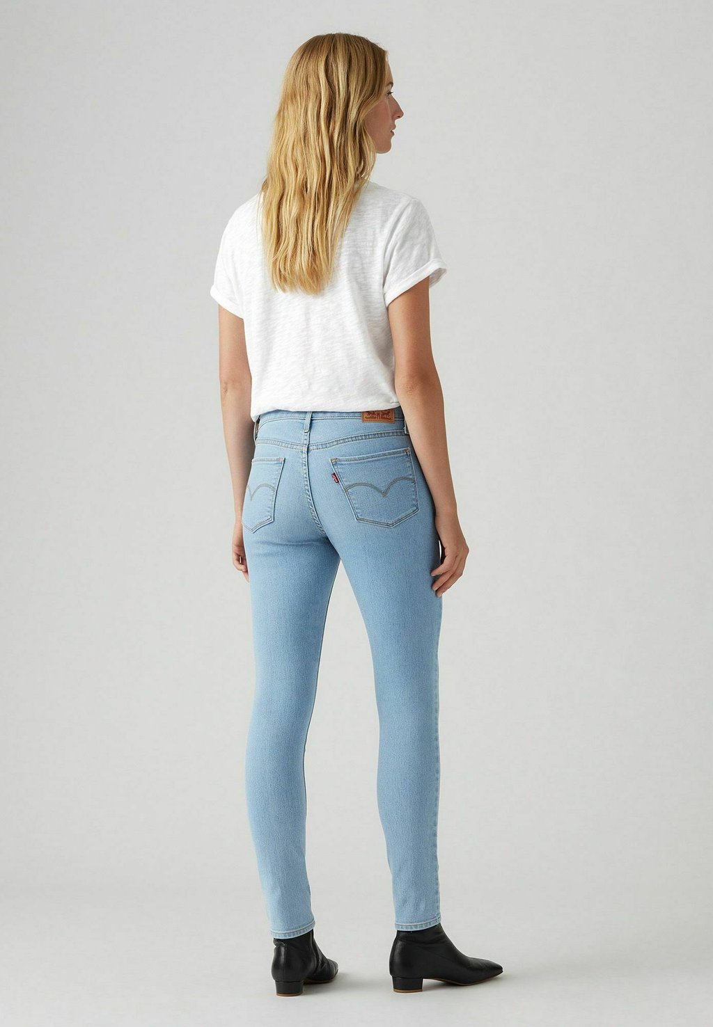 Джинсы скинни SHAPING PATTER Levi's, цвет Soft Clean White-0557 — фото 3
