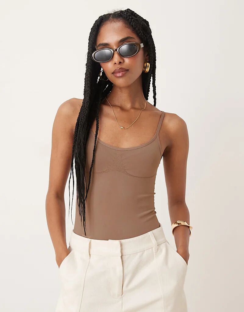

Бесшовный моделирующий боди ASOS DESIGN на бретелях цвета мокко