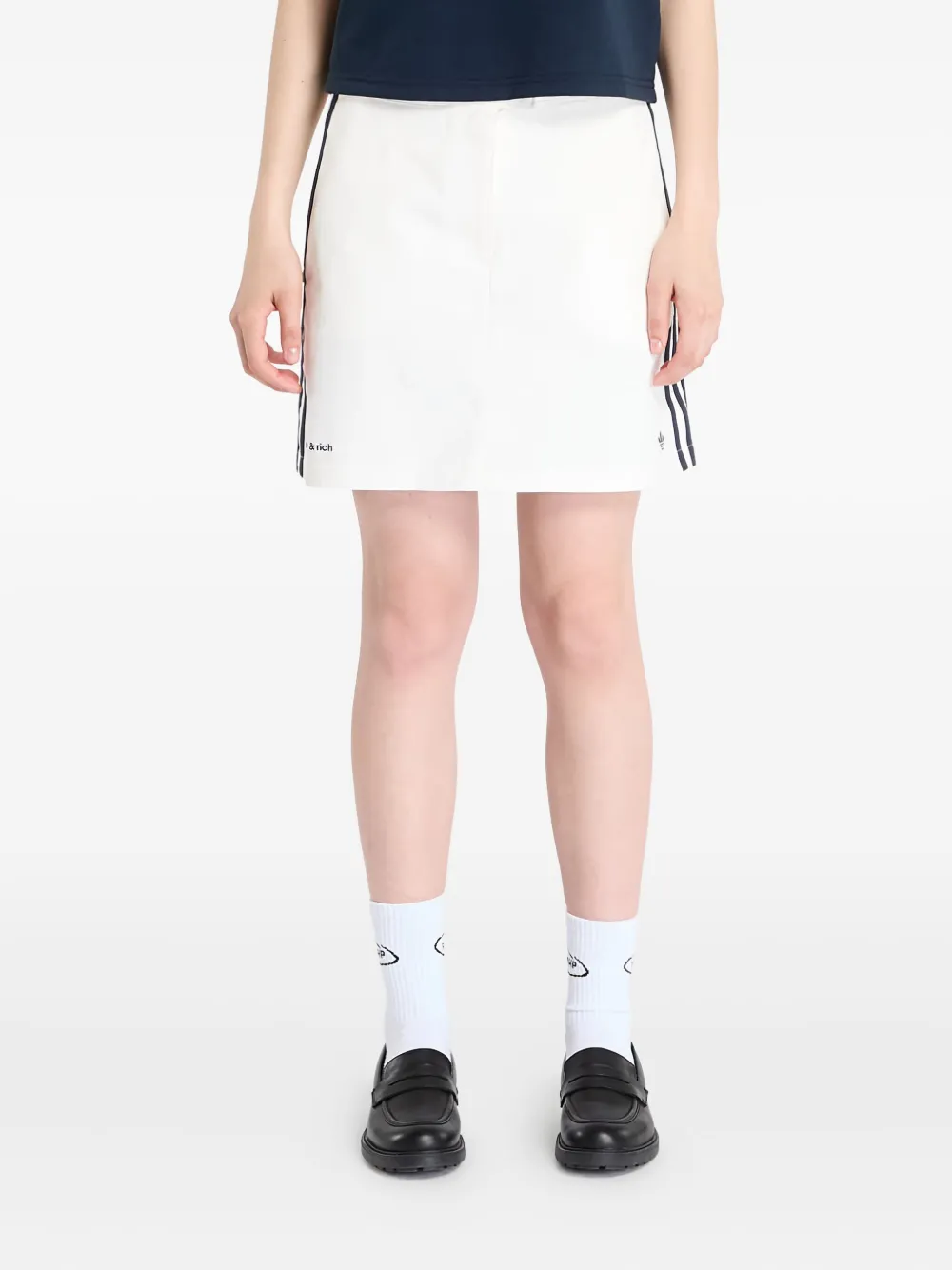 Юбка-шорты с полосками из коллаборации со Sporty and Rich Adidas, белый — фото 3