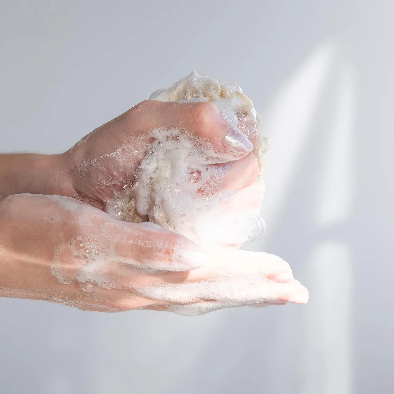 Korres Renewing Body Cleanser, гель для душа Sea Lavender, очищающий гель-пенка с экстрактом алоэ, пшеничными белками и корнем алтея, мягкая растительная пена для всех типов кожи, 250 мл 248 мл (1 шт.), Sea Lavender — фото 3