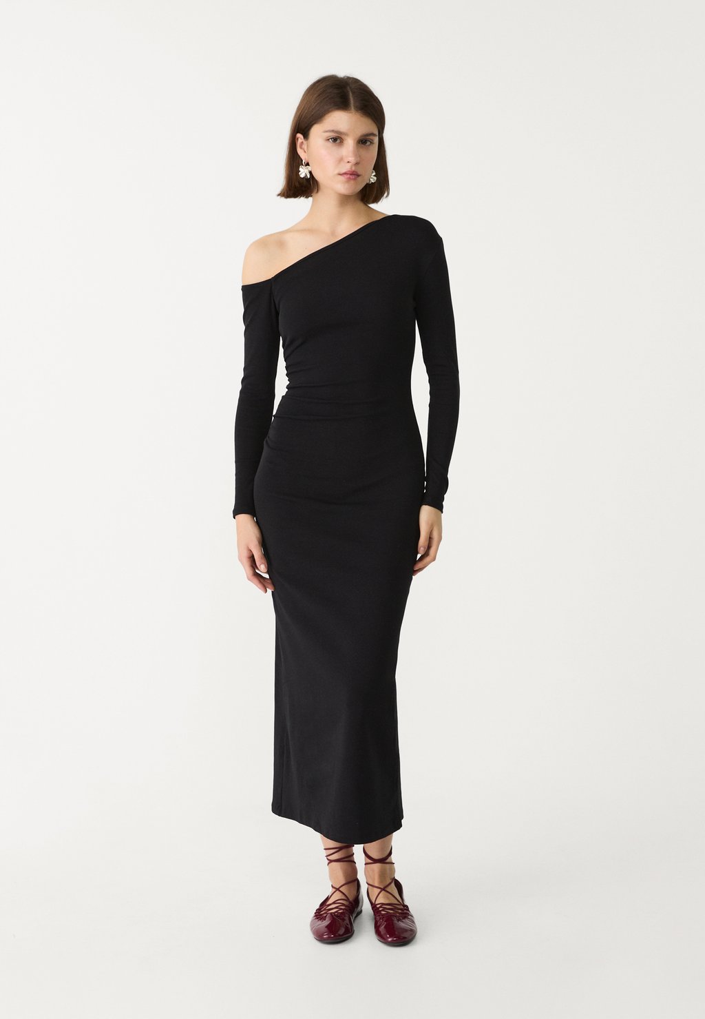 

Вязаное платье WITH AN ASYMMETRIC NECKLINE Stradivarius, черный