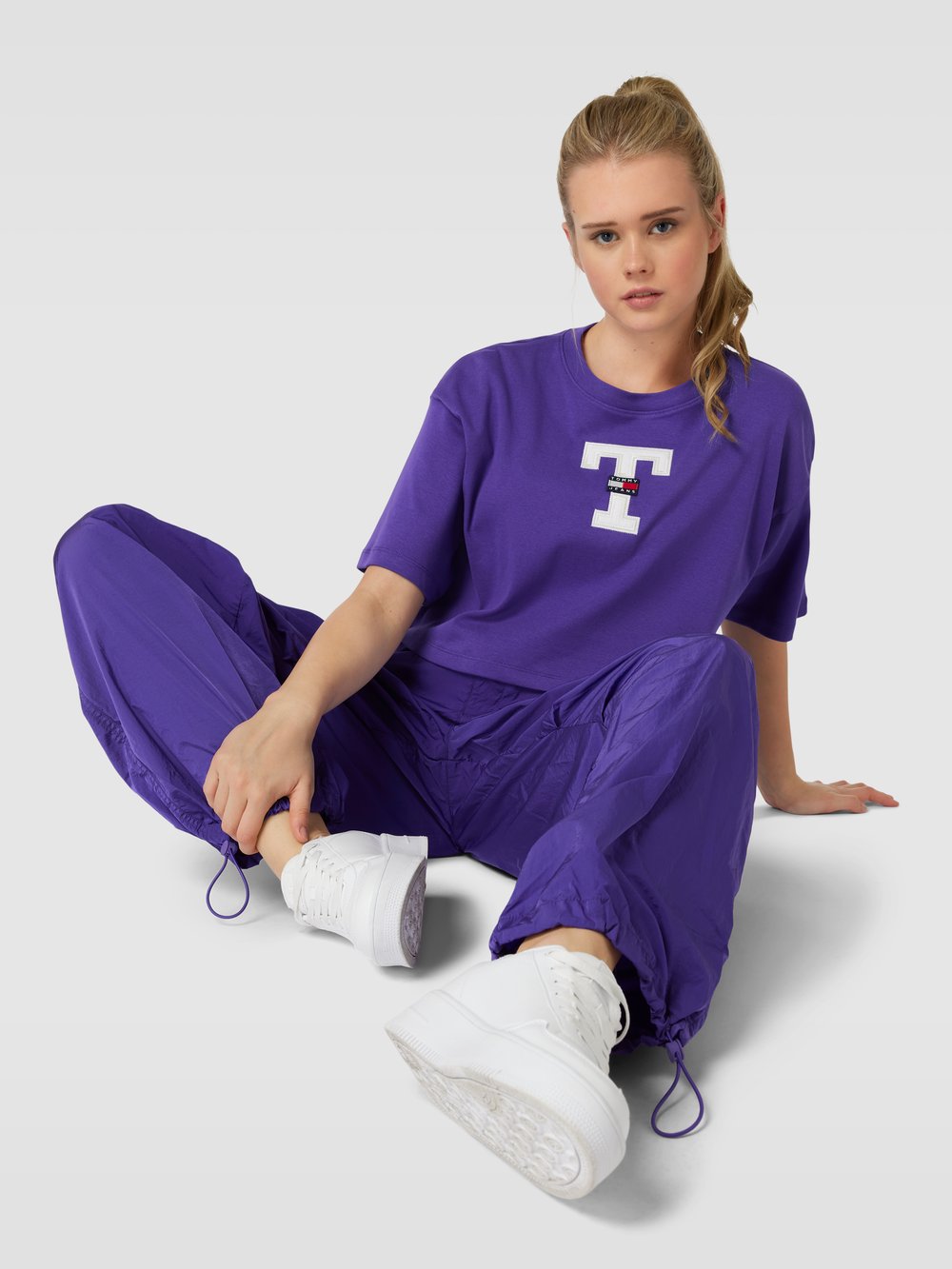 

Брюки из ткани с эластичным поясом Tommy Jeans, фиолетовый