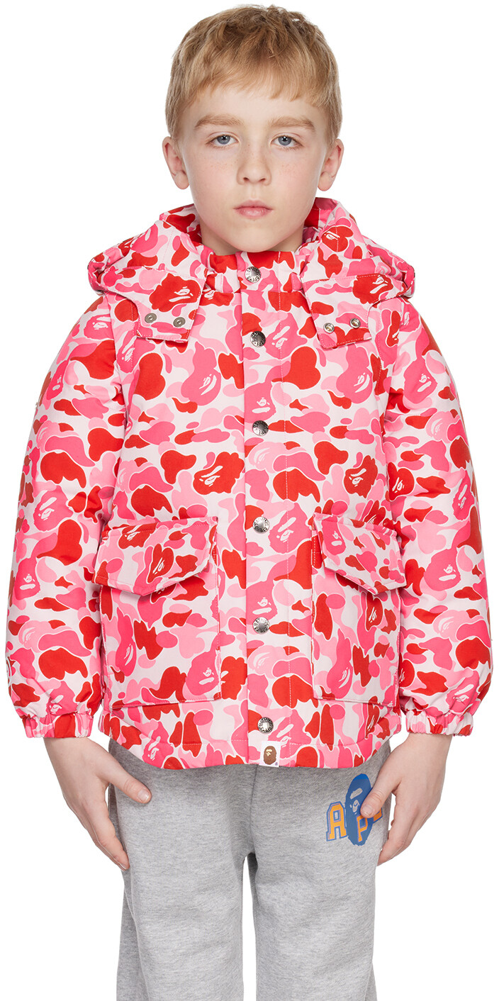 

BAPE Kids Розовый камуфляжный пуховик с изображением акулы