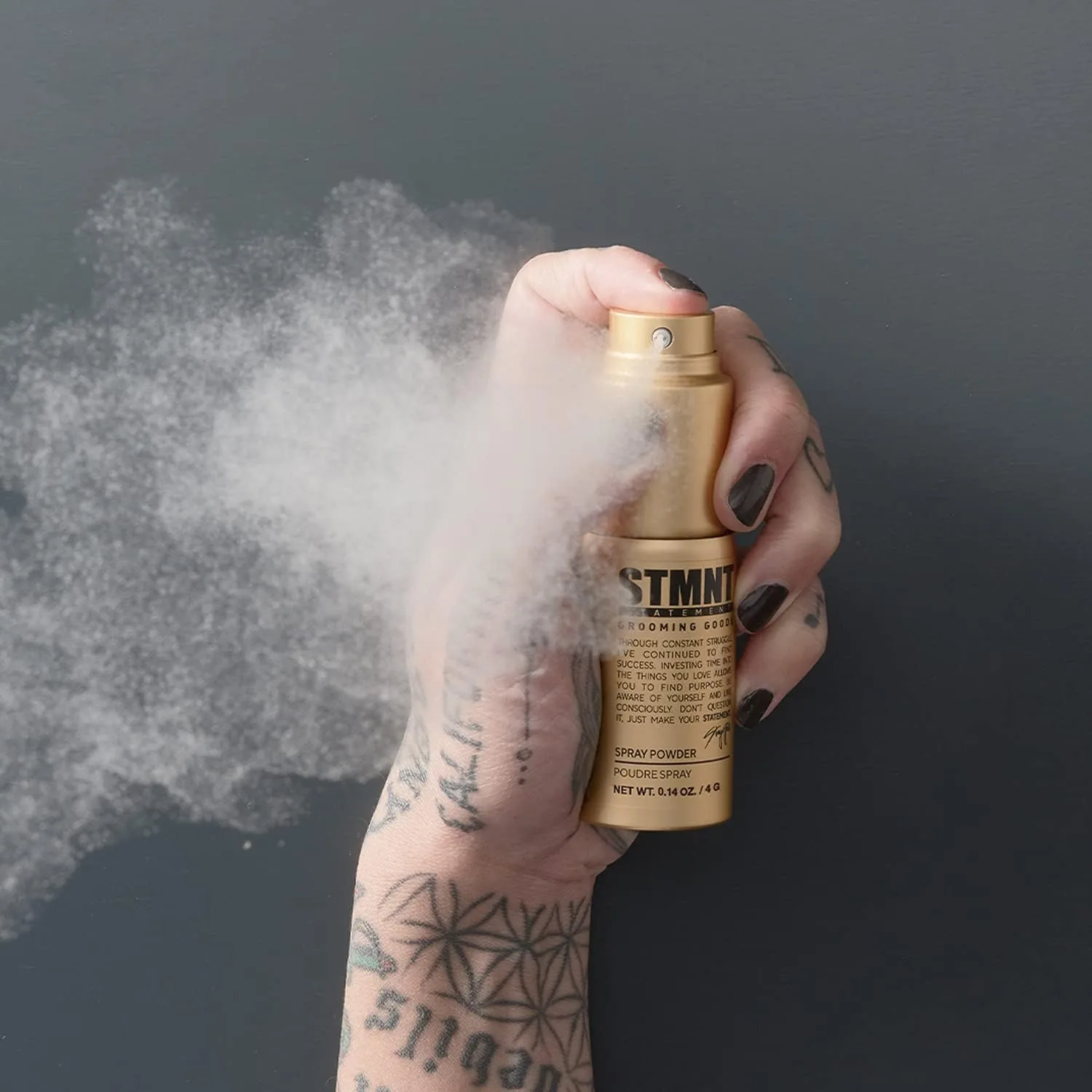 Спрей-пудра для укладки волос STMNT Grooming Goods, 0,14 унции | Экстра матовый финиш | Дополнительная текстура и фиксация | Сверхлегкая формула | Волосы выглядят более объемными — фото 2