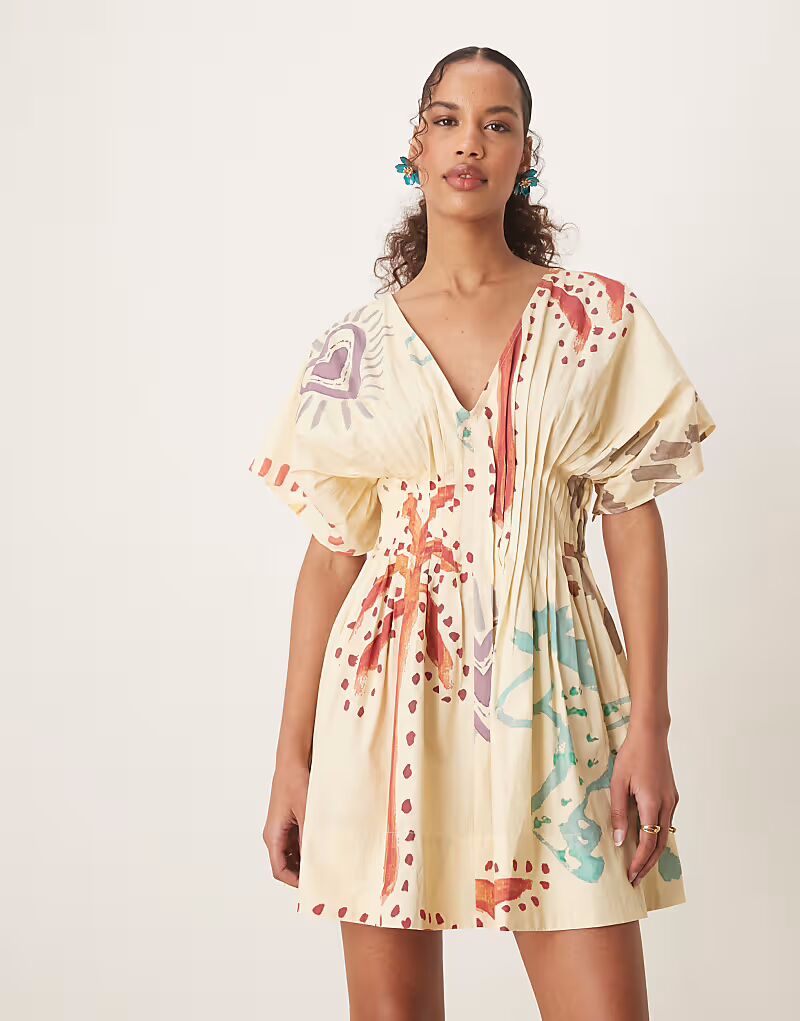 

Мини-платье ASOS DESIGN с v-образным вырезом, короткими рукавами, узкими защипами и абстрактным принтом