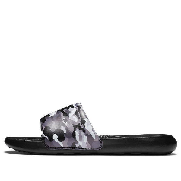 

Тапочки victori one printed slide 'camo - black grey' Nike, черный