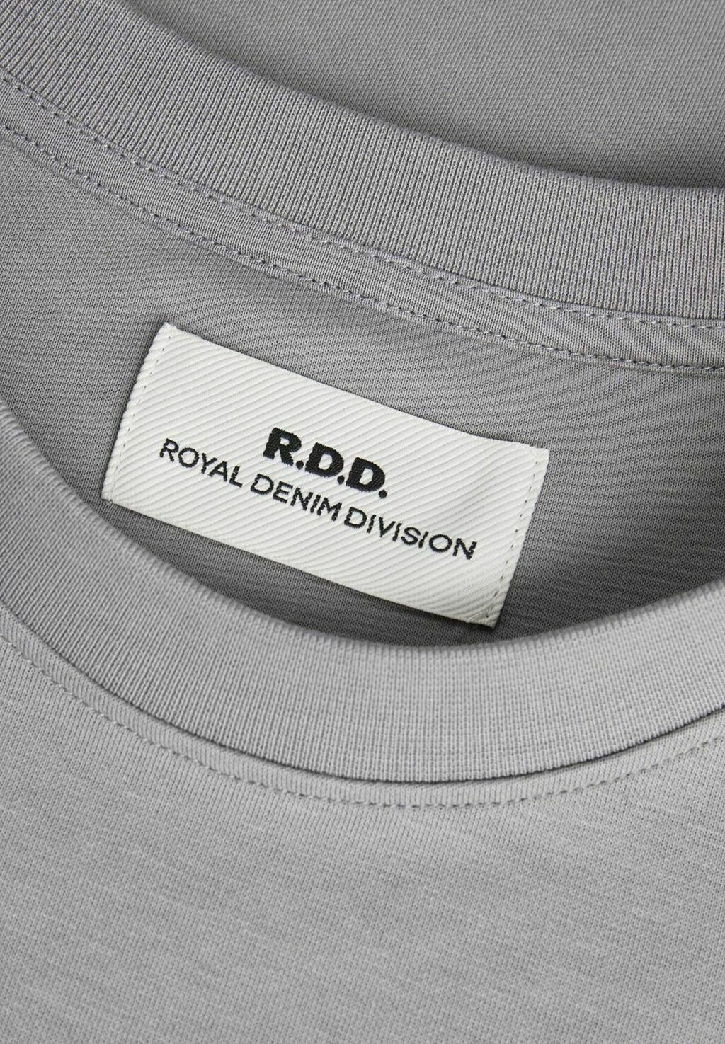 

Простая футболка R.D.D. ROYAL DENIM DIVISION, серый