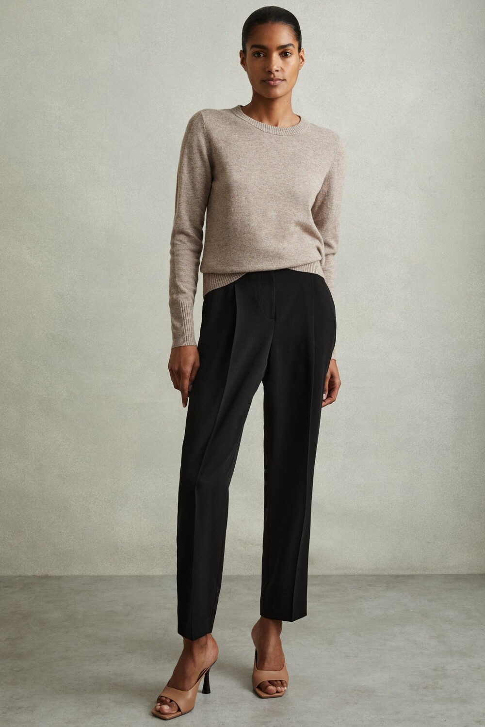 

Зауженные брюки Dolly со складками спереди Reiss, черный