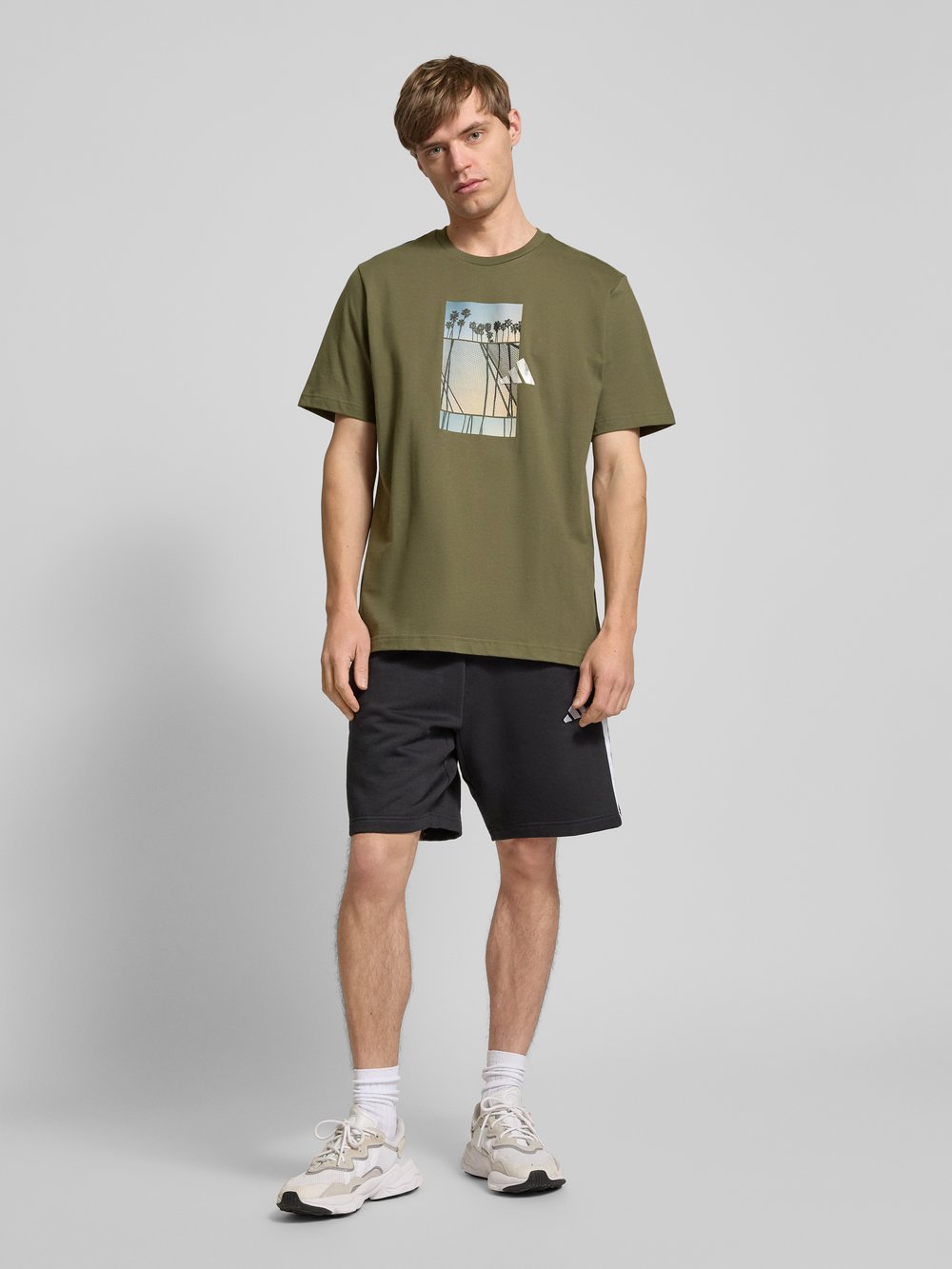 

Футболка с логотипом ADIDAS SPORTSWEAR, оливковый