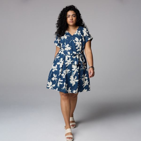 

Платье плюс сайз с запахом и завязками спереди Simply Vera Vera Wang, цвет navy faded dye floral