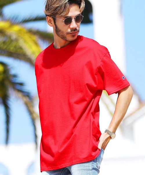 

Футболка однотонная свободного кроя с коротким рукавом, круглым вырезом и нашивкой Champion, красная