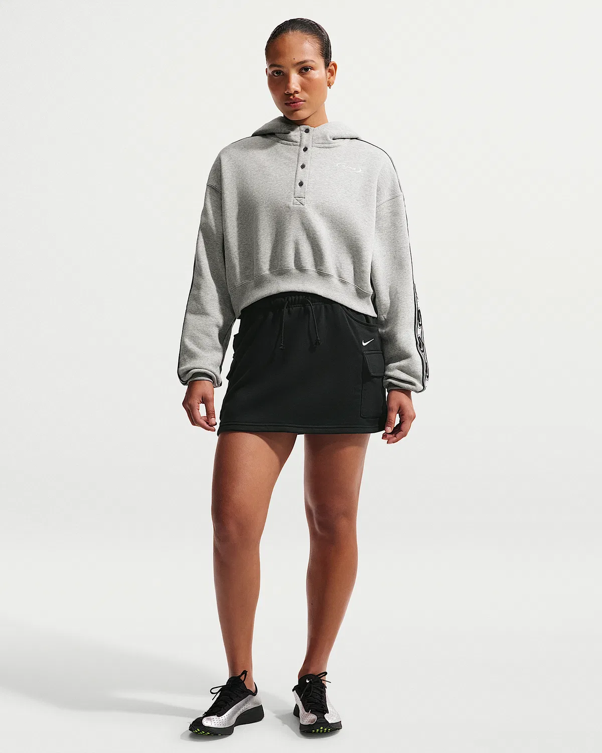 Женская мини-юбка карго со средней посадкой Nike Sportswear Phoenix Fleece, Black/Sail