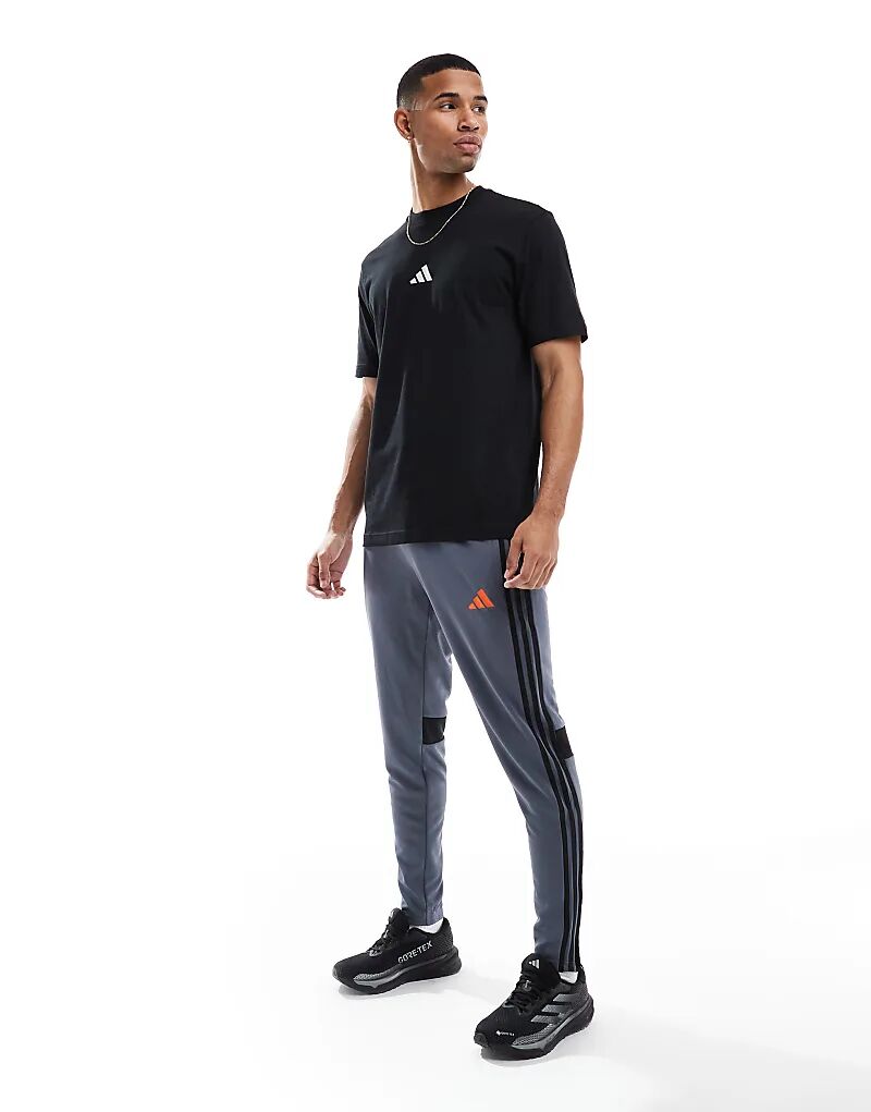 

Спортивные брюки adidas Football Tiro Essentials с тремя полосками темно-синего цвета adidas performance