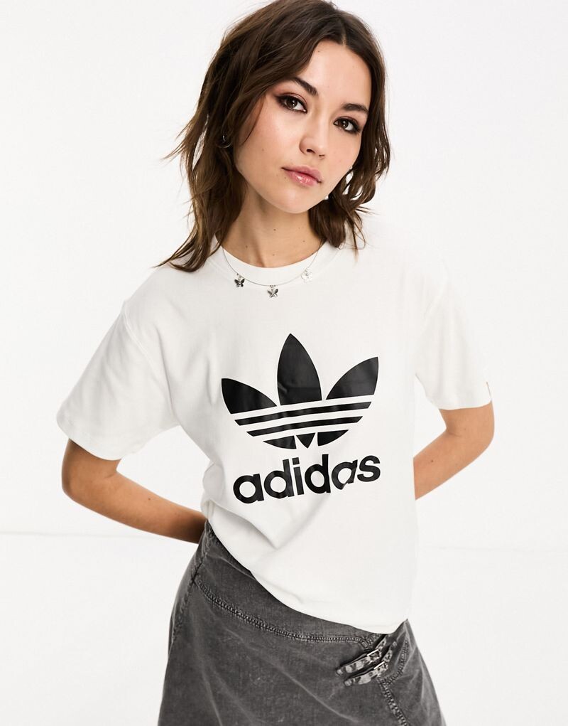 

Белая футболка Regular с трилистником adidas Trefoil