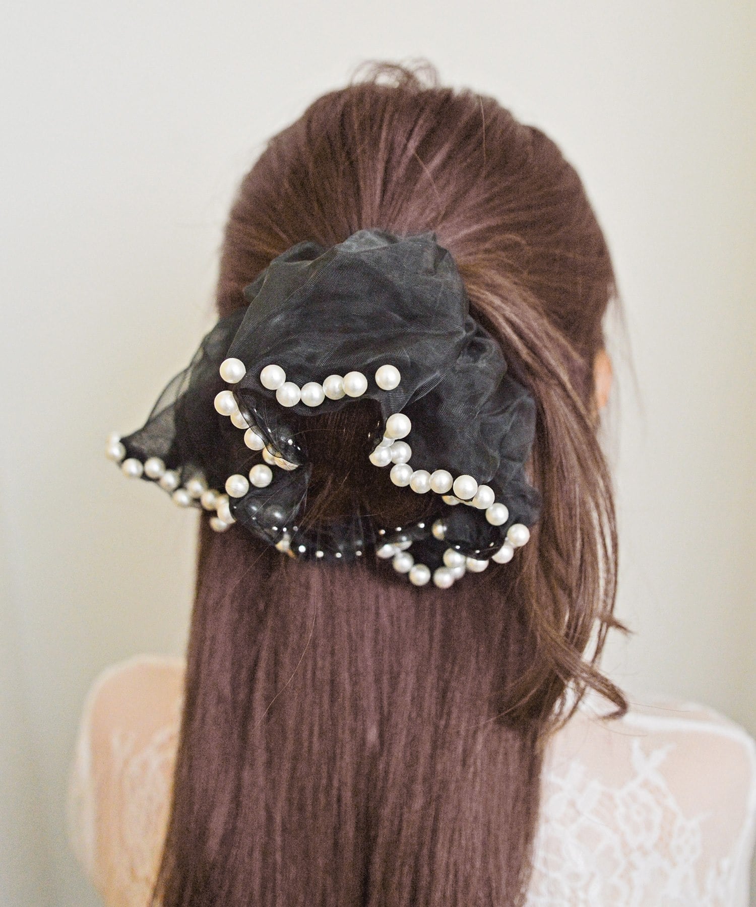 Резинка для волос /Pearl organza scrunchie Styiro, BK — фото 2