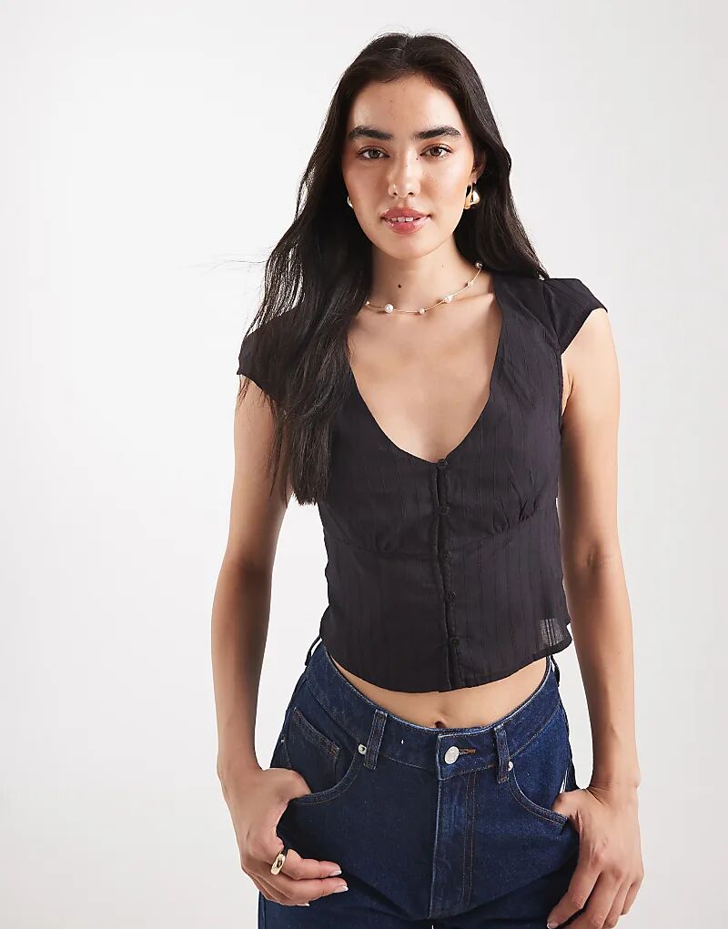 

Рубашка с короткими рукавами и застежкой на пуговицы, черного цвета.