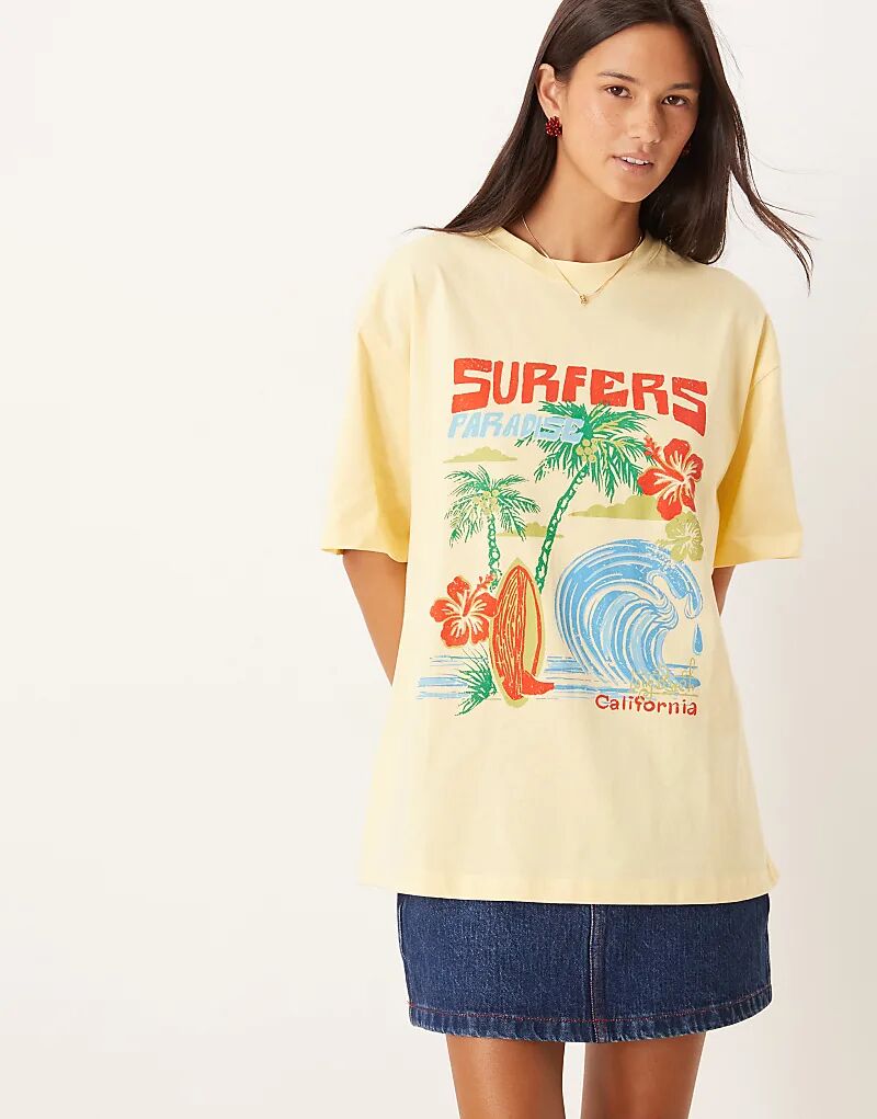 

Футболка ASOS DESIGN свободного кроя с принтом серферов в цвете пахты