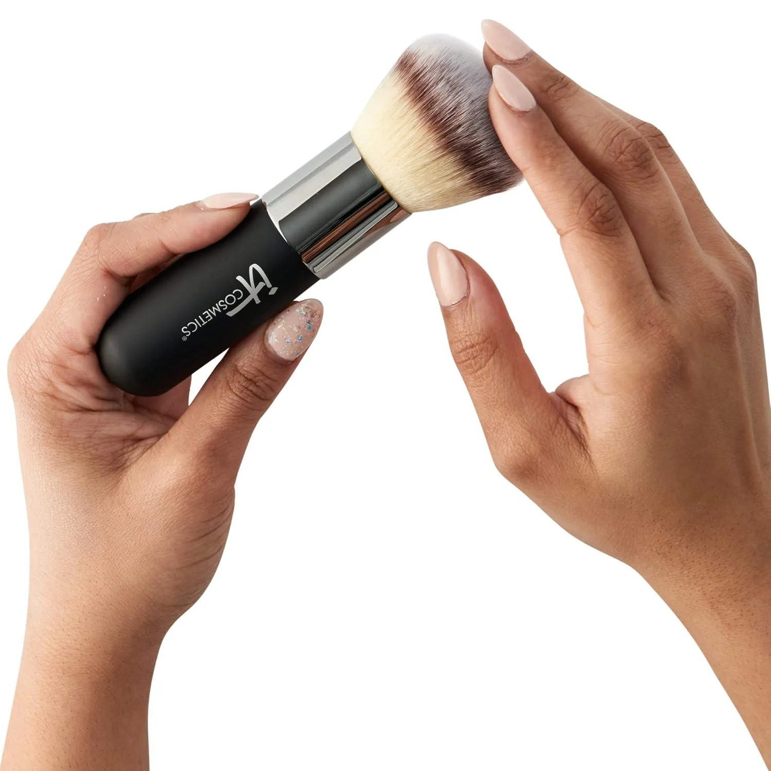 Кисть для пудры и бронзера IT Cosmetics Heavenly Luxe Airbrush №1 - для гладкого, ровного, аэрографического покрытия - большая ручка для удобного нанесения - мягкие, гигиеничные щетинки, Black and Beige With Brown Bristles — фото 3