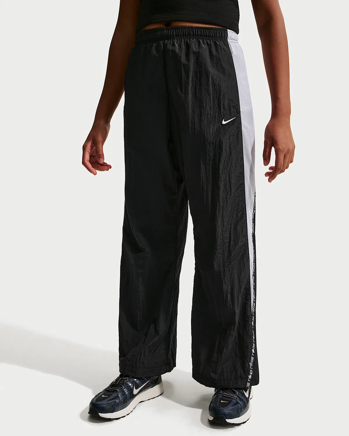 Детские (для девочек) тканые штаны Nike Sportswear, Black/White/White — фото 2