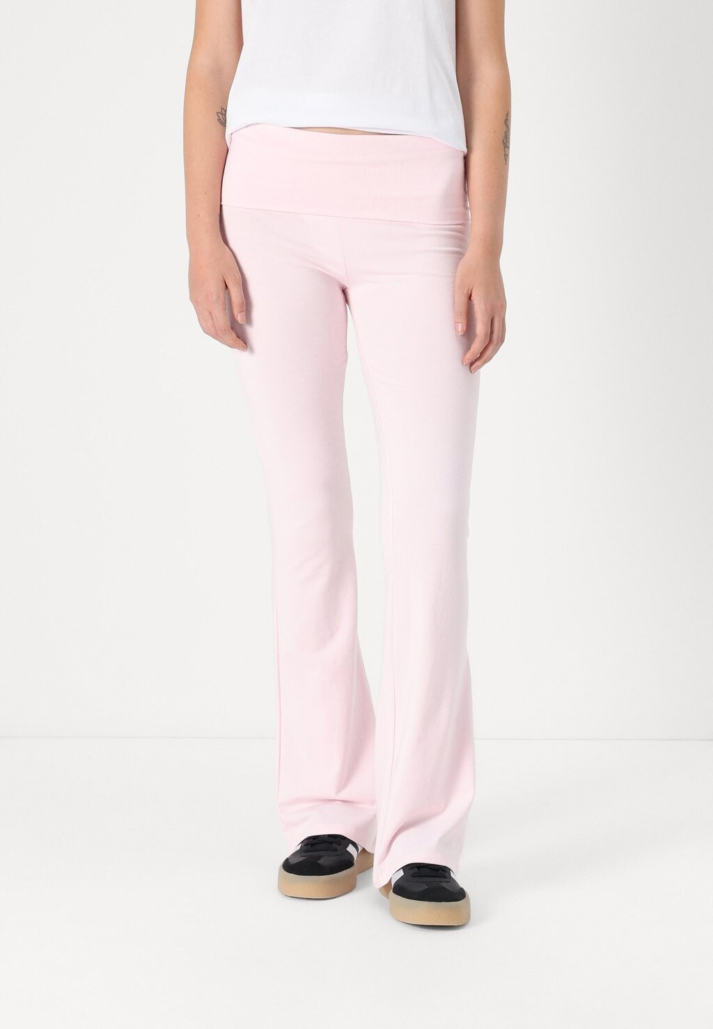 

Брюки SOFT TOUCH FOLDED TROUSERS Gina Tricot, светло-розовый