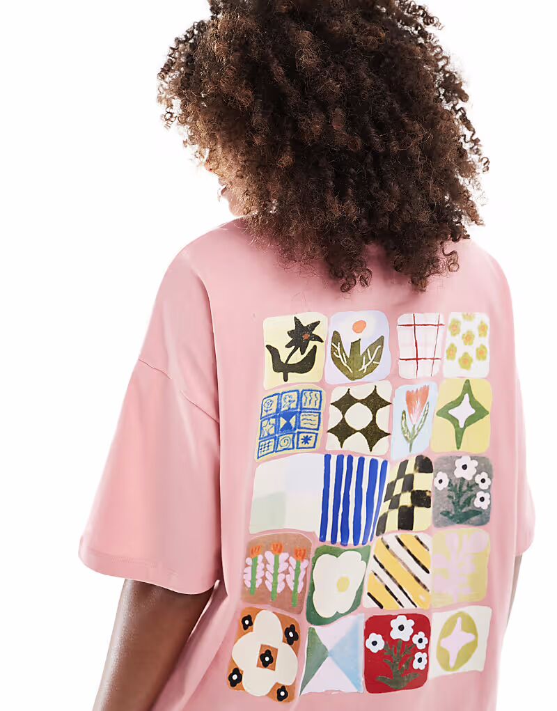 

Футболка ASOS DESIGN свободного кроя с рисунком в виде цветочной плитки в тускло-розовом цвете