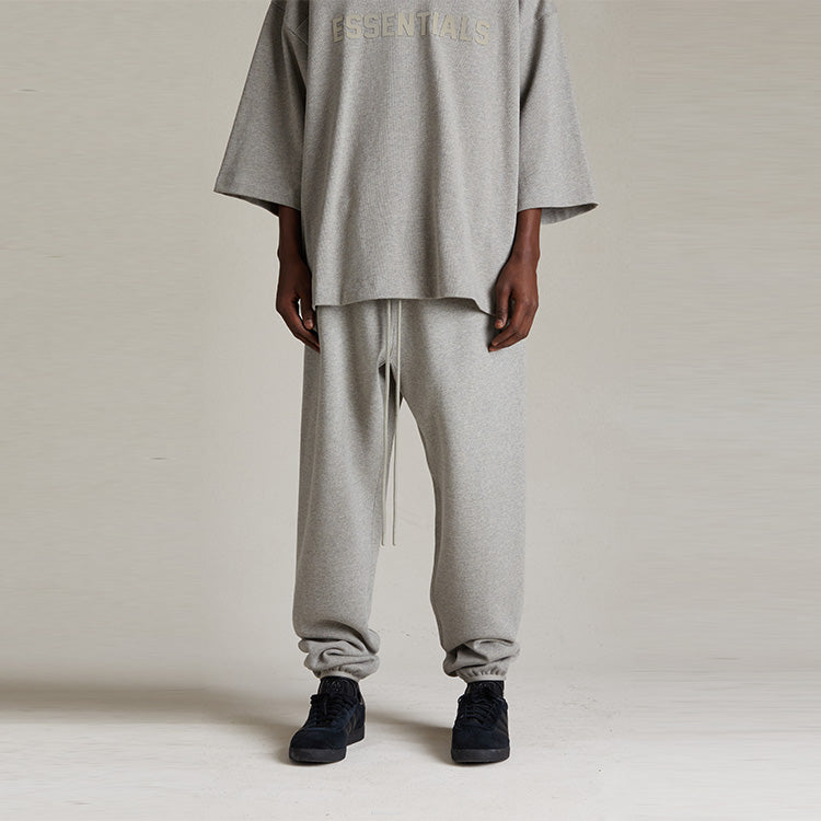 Спортивные брюки Fear of God Essentials Sweatpant 'Dark Heather Oatmeal', серый — фото 3