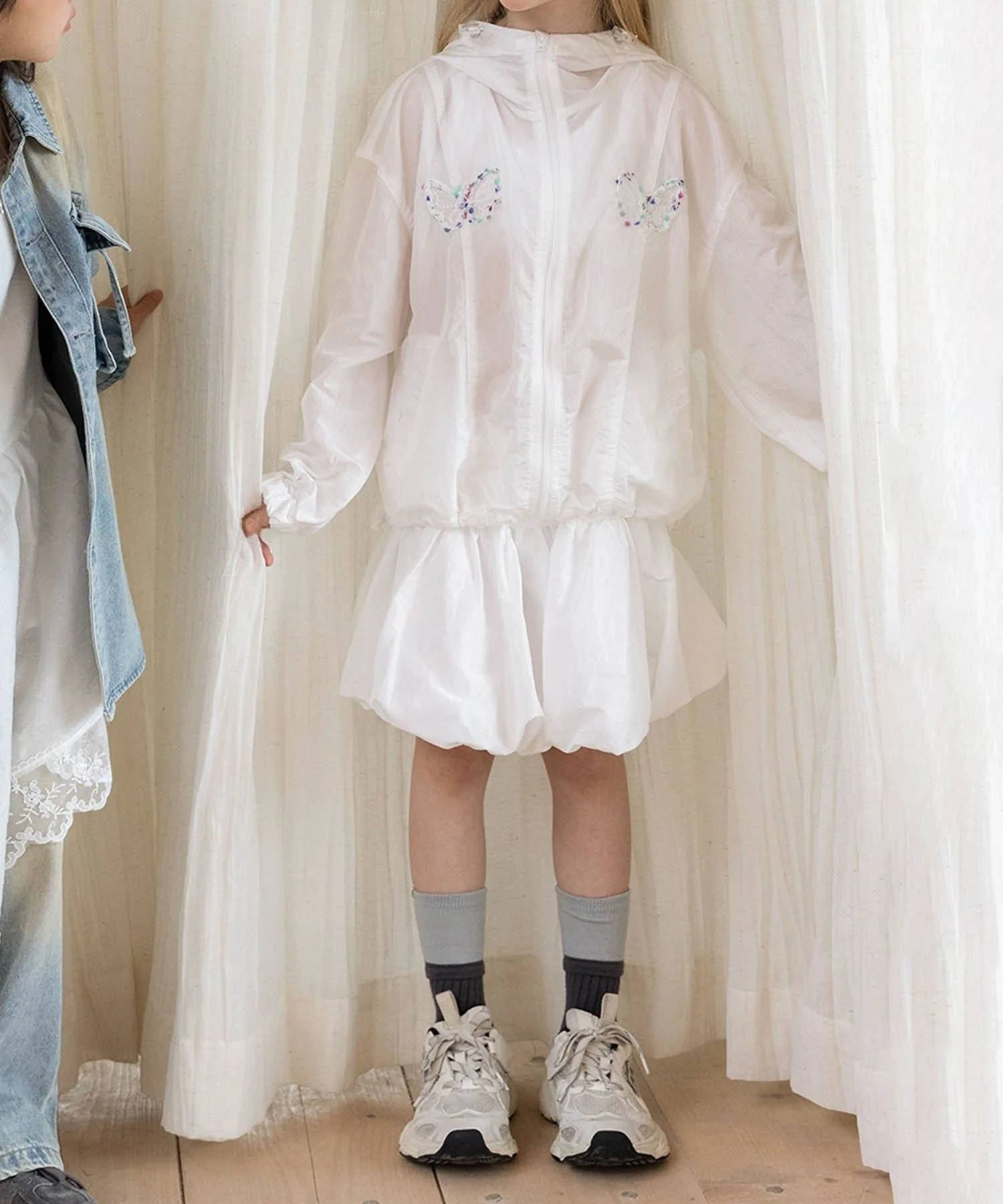 Комплект из вышитой куртки с капюшоном и расклешенной юбки Aimoha Kids, white — фото 2