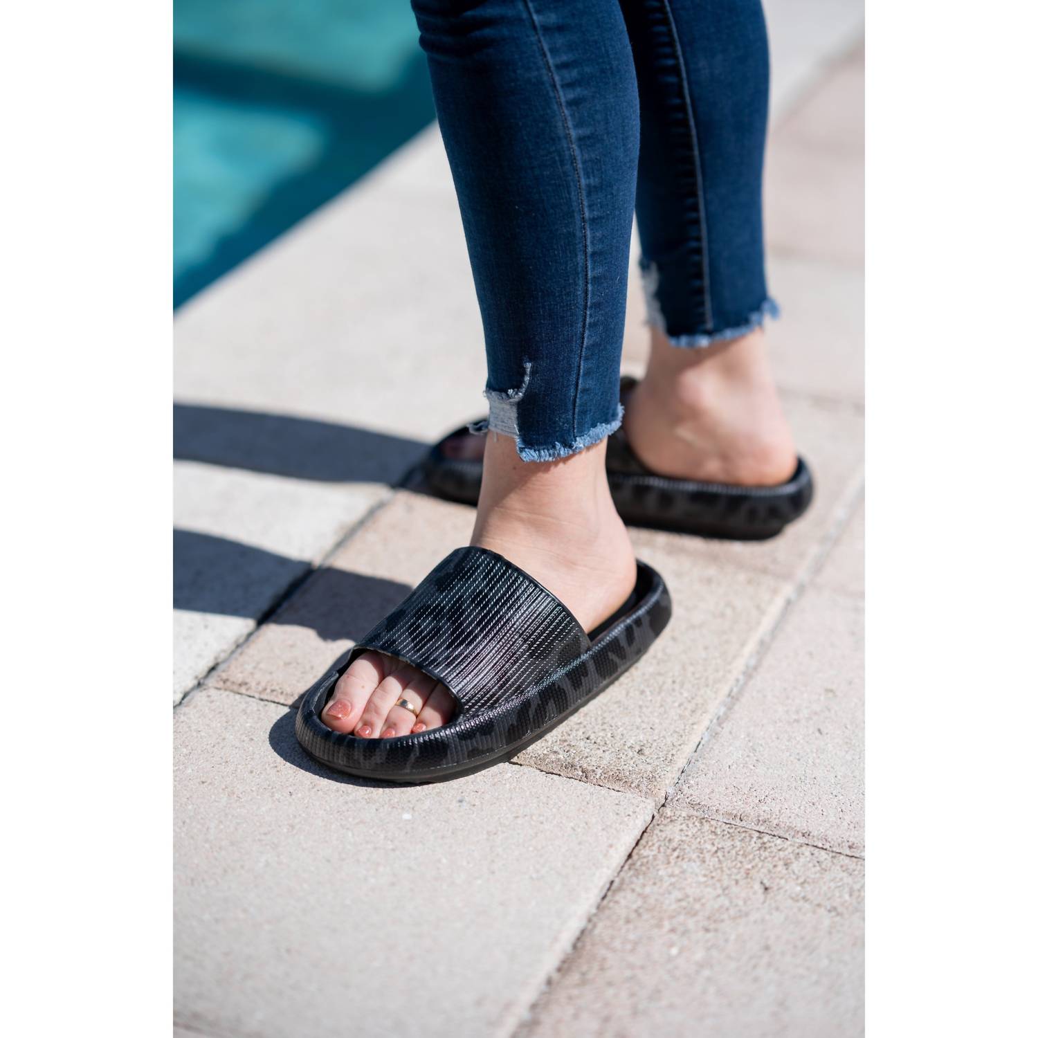 Women's Insanely Comfy Beach Casual Slides In Black Leopard Julia Rose — фото 3