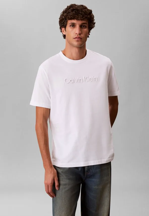 Оптовая продажа спортивной одежды, футболки с графическим принтом. Calvin Klein, Bright White — фото 2
