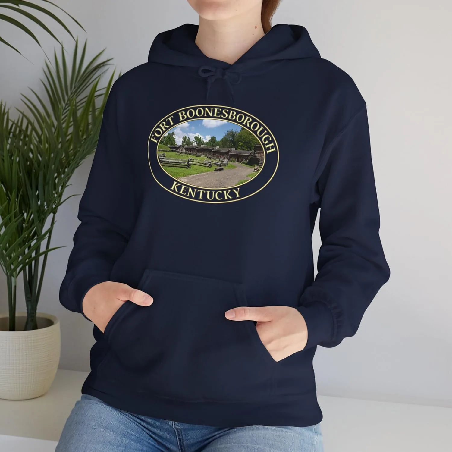 Толстовка с капюшоном Fort Boonesborough Kentucky - GentleSeas Cozy Pullover Sweatshirt - Дизайн, посвященный исторической достопримечательности - Мягкий теплый флис GENERIC, темно-синий — фото 3