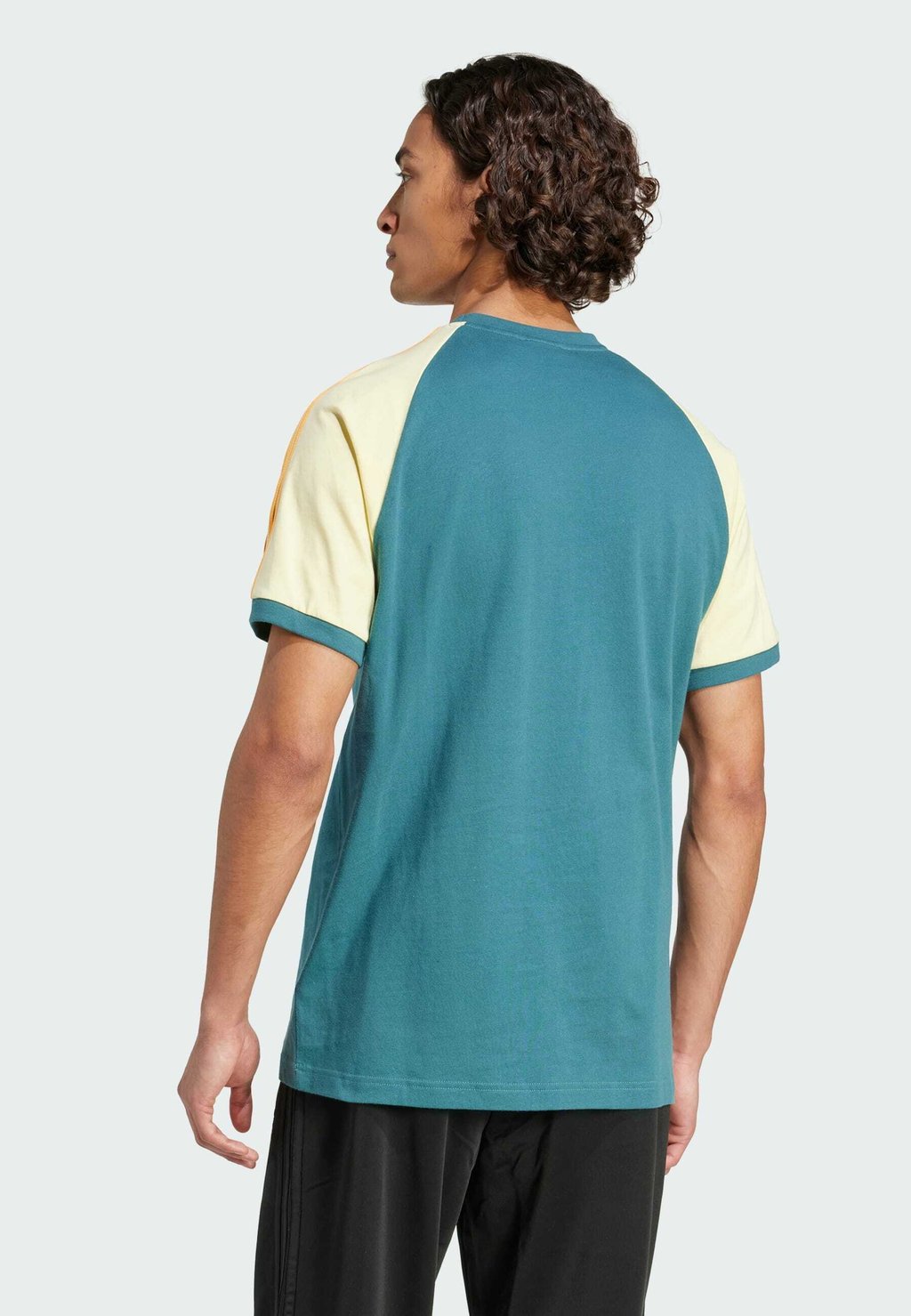 Футболка с принтом CALI TEE Adidas Originals, зеленый — фото 2